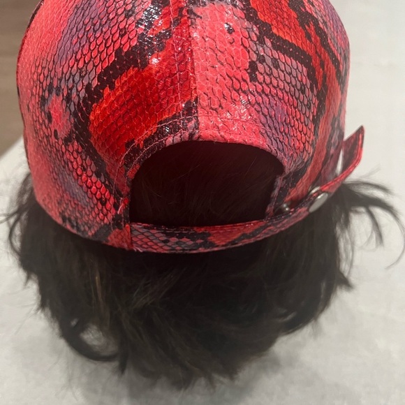 [OS]Steve Madden Pink and Black Faux Snake Skin Snap Back Cap - Picture 5 of 7
